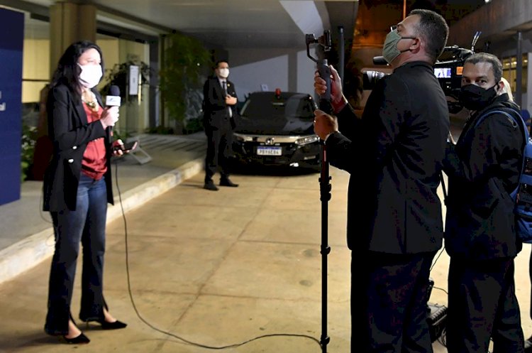 Uso de máscara transparente pode se tornar obrigatório para repórteres de TV